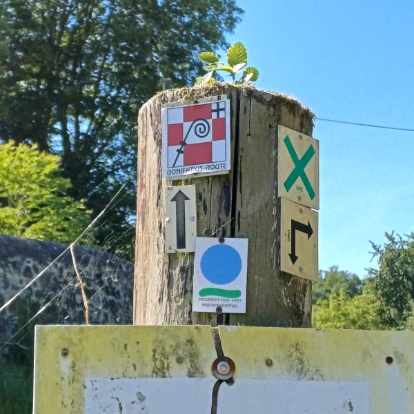 Wanderzeichen am Weg hinter dem Kreuz 