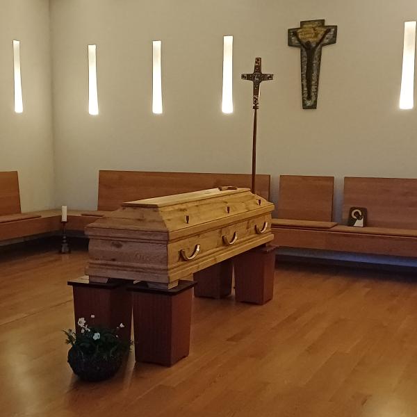 der aufgebahrte Sarg im Kapitelsaal 