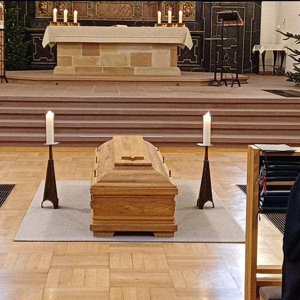 aufgebahrter Sarg in unserem Schwesternchor 