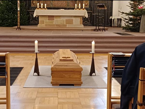 aufgebahrter Sarg in unserem Schwesternchor 