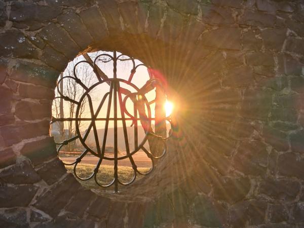 Blick durch das PAX-Fenster in der Klostermauer nach drau&szlig;en (Foto: Erich Fechter)