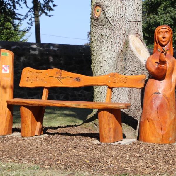 neue Bank im Gästegarten unter der großen Zeder