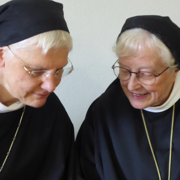 die beiden Äbtissinnen M. Sophia und M. Elisabeth im Gespräch