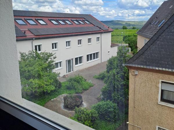 Blick aus dem Zimmerfenster unserer Sr. Angelika auf unser zuk&uuml;nftiges Kloster (links) 