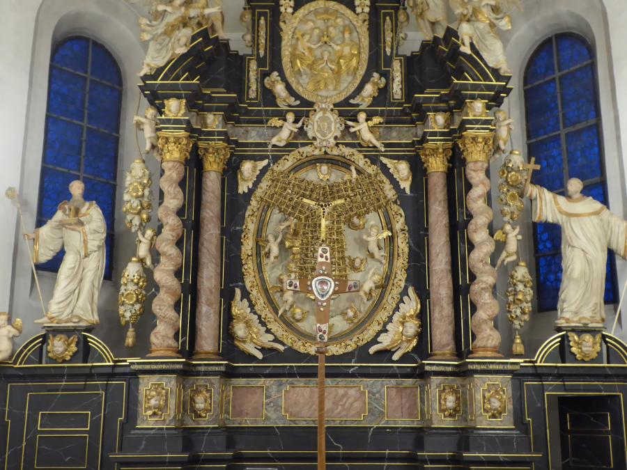 unser Gr&uuml;ndungskreuz aufgerichtet vor dem Altar an Karfreitag