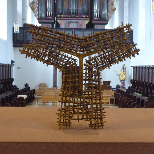 das abgenommene H&auml;ngekreuz auf dem Altar, Blick in den Nonnenchor 