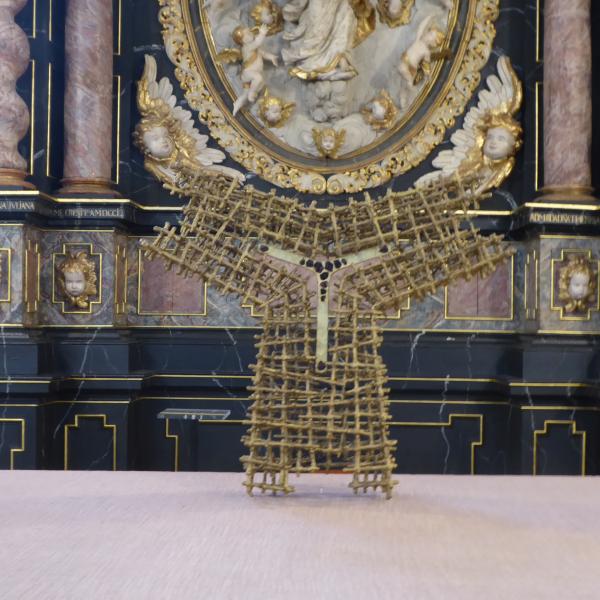 das abgenommene H&auml;ngekreuz auf dem Altar, Blick zur Retabel 