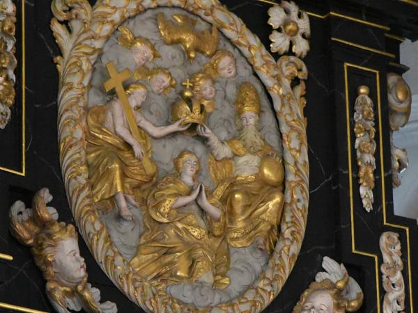 Darstellung der Hl. Dreifaltigkeit mit der Kr&ouml;nung Mariens in unserem Altarretabel (Foto: Stefan Sieg)