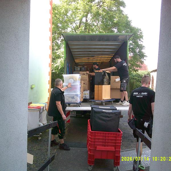 14.07.26 Umzugsbeginn: Beladen der ersten beiden Umzugswagen 