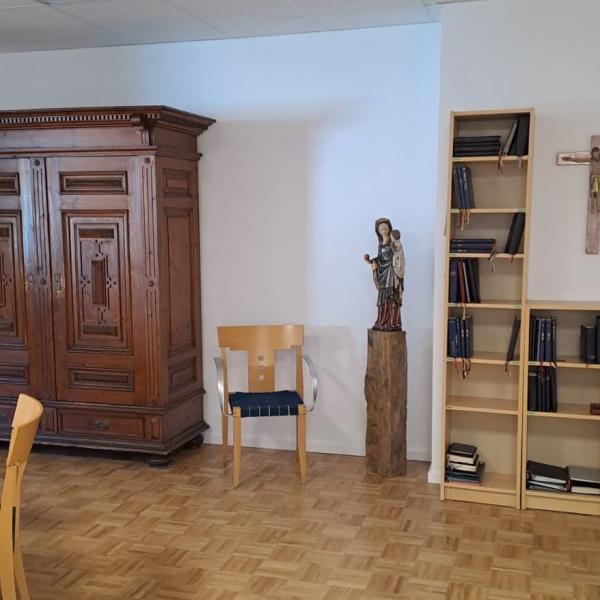 04.08.26 Diele: rechts Eingang zum Oratorium; Regal mit Chorb&uuml;chern, Geschirrschrank, Tische und St&uuml;hle, Kreuz und Madonna aus Engelthal 
