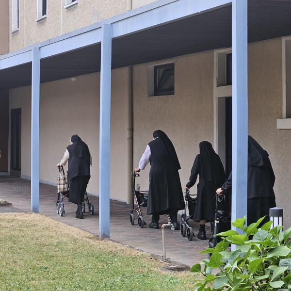 auf dem Rochusberg: Weg zur Mutterhauskapelle der Kreuzschwestern 