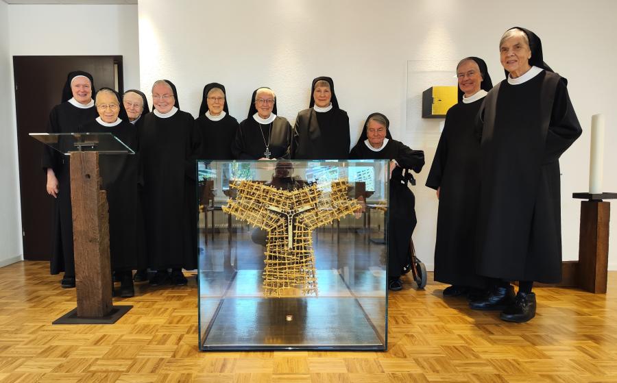 Konventfoto vom 05.10.2026, aufgenommen in unserem neuen Oratorium. Es fehlen darauf: Sr. Angelika und Sr. Johanna.