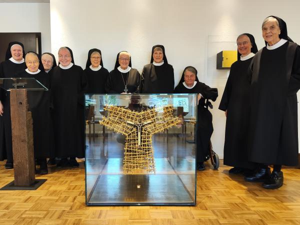 Konventfoto vom 05.10.2026, aufgenommen in unserem neuen Oratorium. Es fehlen darauf: Sr. Angelika und Sr. Johanna. 