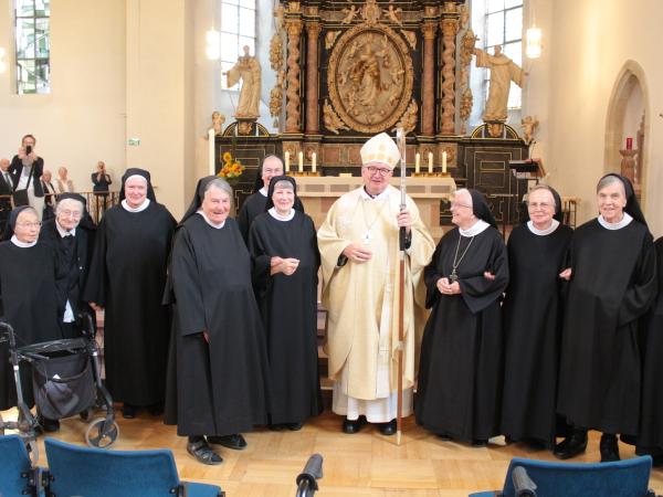 Gruppenfoto mit Bischof nach dem Gottesdienst, eine Schwester ist verdeckt (Foto: Tobias Blum, Mainz)