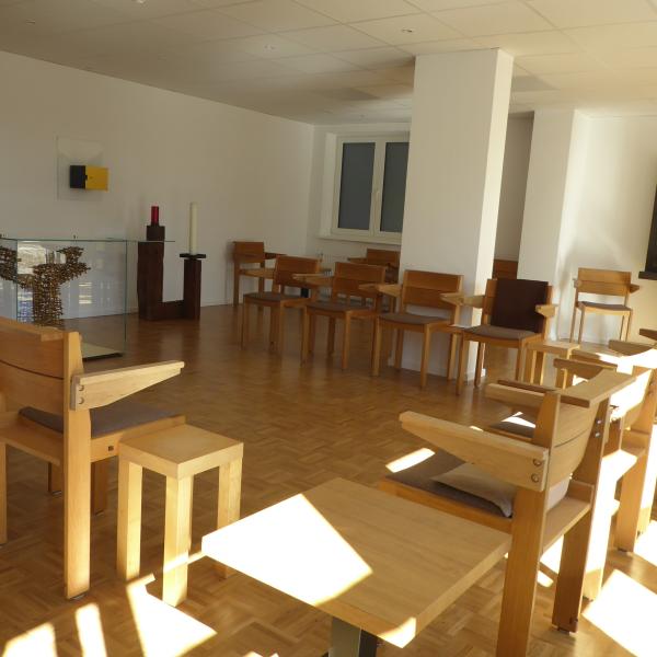 Oratorium mit Blick zum Altar, Tabernakel und Kerzenleuchter; hinten der Kerzenopferschrein mit der Marienikone 