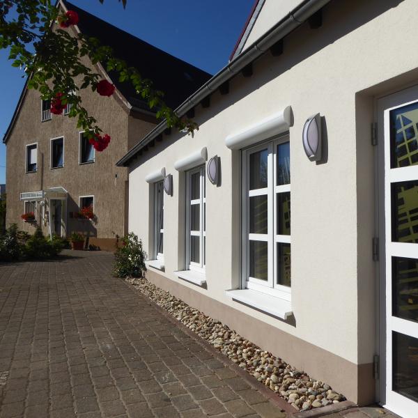 die Fenster unseres Oratoriums von au&szlig;en 