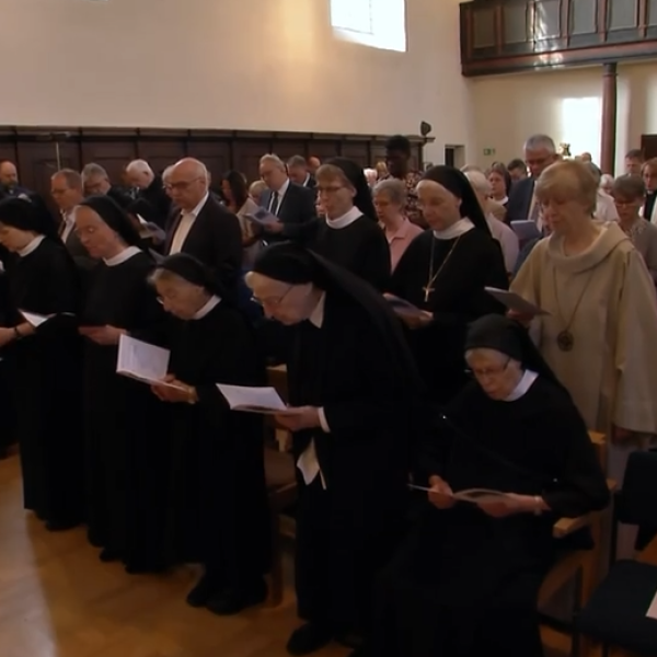 Gottesdienstteilnehmer im Schwesternchor (Foto: Screenshot aus der Hessenschau vom 23.08.2026)