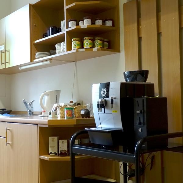 kleine Gemeinschaftsküche mit Kaffeeautomat, Getränke- und Snackangebot 