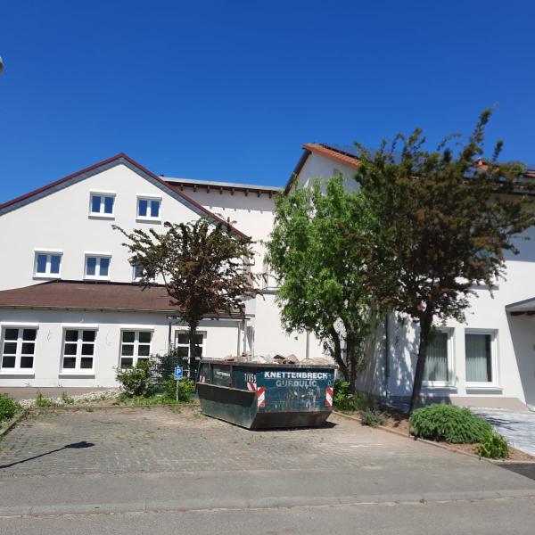Mai 2026: die gro&szlig;en Fenster im EG geh&ouml;ren zu unserem zuk&uuml;nftigen Oratorium, dar&uuml;ber im OG und DG Schwesternzimmer, rechts der neue Eingang zu den beiden Wohnungen im OG des rechten Hauses 