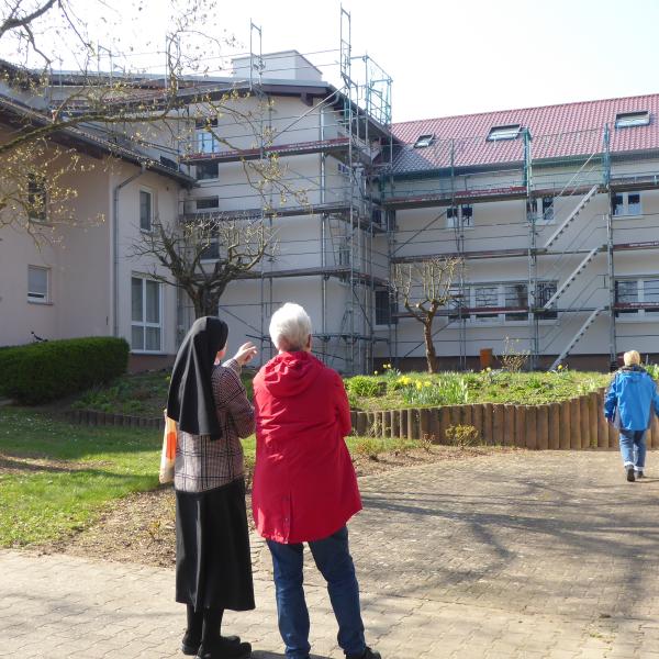 M&auml;rz 2026: Blick vom Garten aus zu unsren beiden Geb&auml;udefl&uuml;geln, beide sind jetzt verbunden durch das neu gebaute Treppenhaus mit Aufzug 