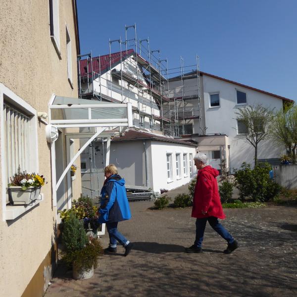 M&auml;rz 2026: vorne links Eingang zum "Haus am Weg" der Kreuzschwestern, hinten unser zuk&uuml;nftiger Eingangsbereich 